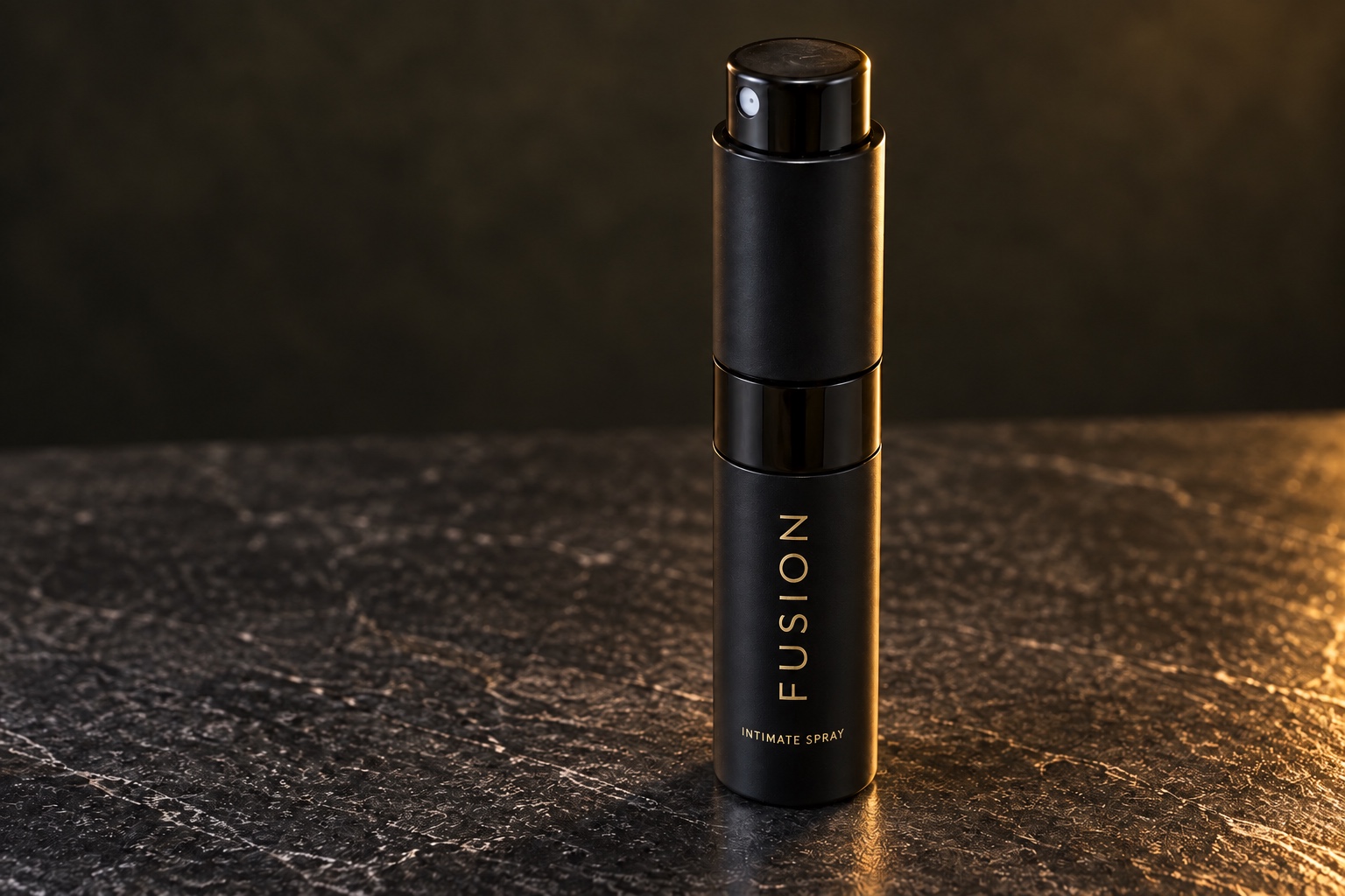 Eine schwarze FUSION-Sprühflasche mit Markendesign